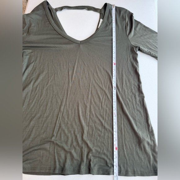 NWT Stitch Fix Nine Britton Maleah Army
Green Cut Out Back Knit Top Size Medium - Picture 4 of 6